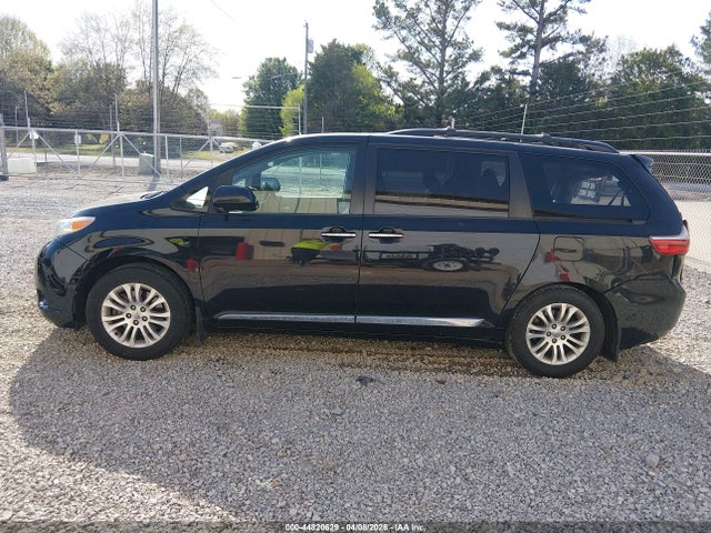 5TDYK3DC8FS671389 Toyota Sienna Xle Premium 8 Passenger