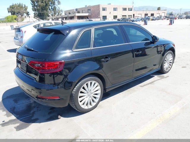 WAUUPBFF8GA063465 Audi A3 E-tron 1.4t Premium