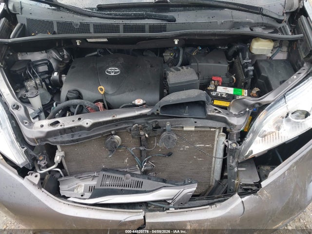 5TDYZ3DC6HS804908 Toyota Sienna Xle 8 Passenger