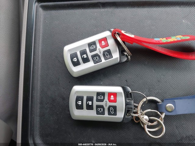 5TDYZ3DC6HS804908 Toyota Sienna Xle 8 Passenger