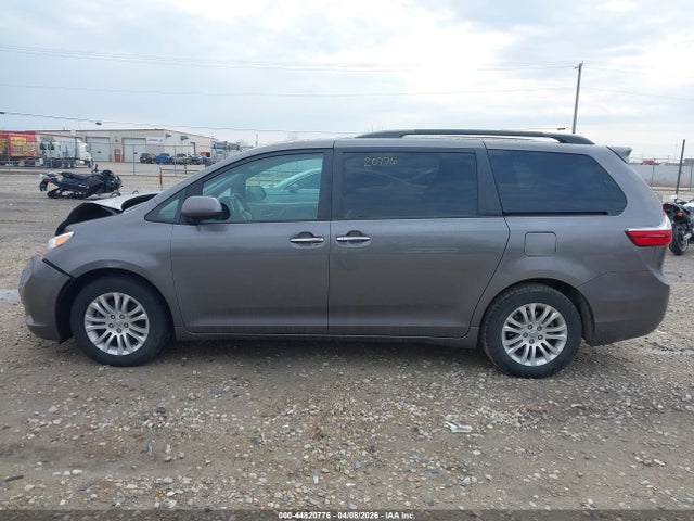 5TDYZ3DC6HS804908 Toyota Sienna Xle 8 Passenger