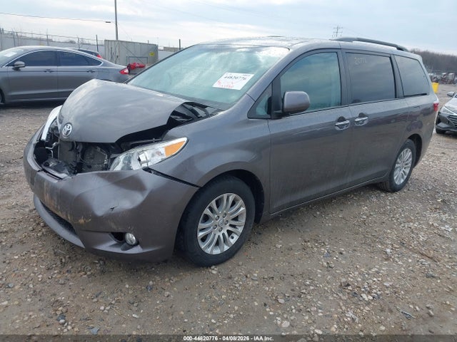5TDYZ3DC6HS804908 Toyota Sienna Xle 8 Passenger