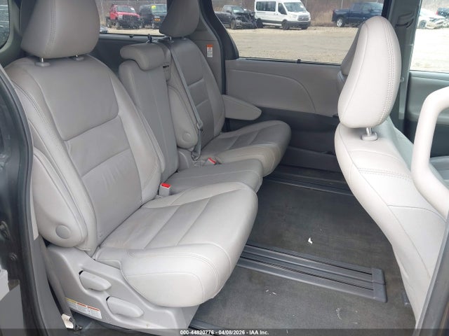 5TDYZ3DC6HS804908 Toyota Sienna Xle 8 Passenger