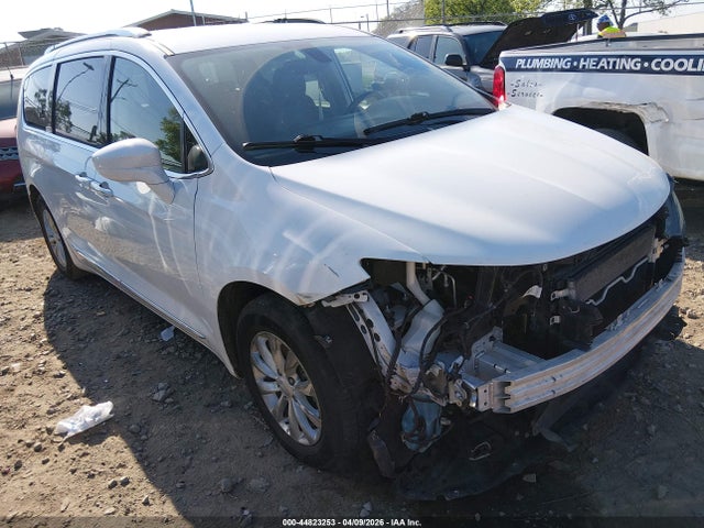 Auction sale of the 2019 Chrysler Pacifica Touring L, vin: 2C4RC1BG4KR650621, lot number: 44823253