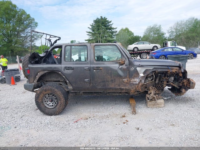 1C4HJXDG8JW265280 Jeep Wrangler Unlimited Sport 4x4