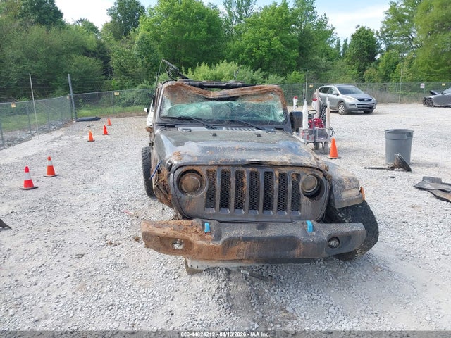 1C4HJXDG8JW265280 Jeep Wrangler Unlimited Sport 4x4