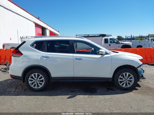 44824500 :رقم المزاد ، KNMAT2MVXHP609869 vin ، 2017 Nissan Rogue Sv مزاد بيع