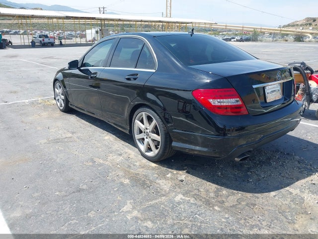 2013 MERCEDES-BENZ C 250 WDDGF4HB3DR266727 Photo 2