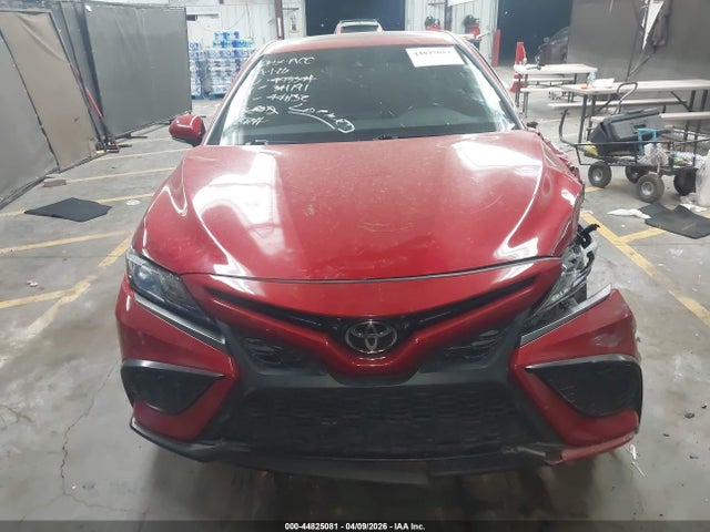 44825081 :رقم المزاد ، 4T1S11AK2MU493394 vin ، 2021 Toyota Camry Se مزاد بيع