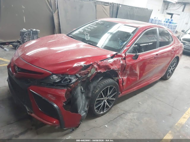 44825081 :رقم المزاد ، 4T1S11AK2MU493394 vin ، 2021 Toyota Camry Se مزاد بيع