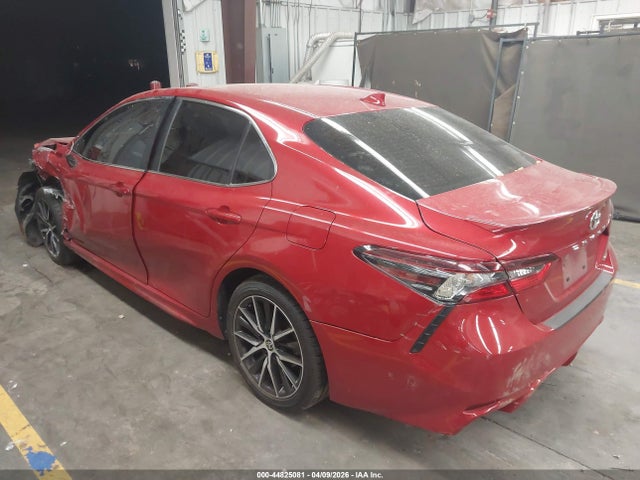 44825081 :رقم المزاد ، 4T1S11AK2MU493394 vin ، 2021 Toyota Camry Se مزاد بيع