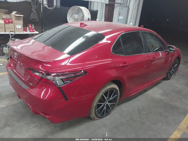 44825081 :رقم المزاد ، 4T1S11AK2MU493394 vin ، 2021 Toyota Camry Se مزاد بيع
