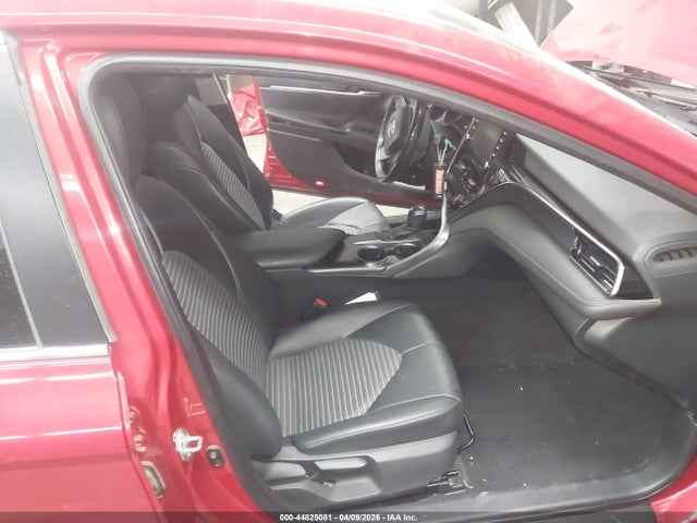 44825081 :رقم المزاد ، 4T1S11AK2MU493394 vin ، 2021 Toyota Camry Se مزاد بيع