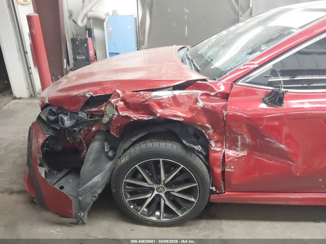 44825081 :رقم المزاد ، 4T1S11AK2MU493394 vin ، 2021 Toyota Camry Se مزاد بيع