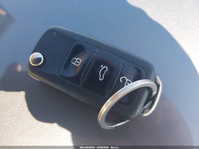 Продажа на аукционе авто 2013 Volkswagen Jetta Hybrid Sel Premium, vin: 3VW637AJ1DM272848, номер лота: 44825430