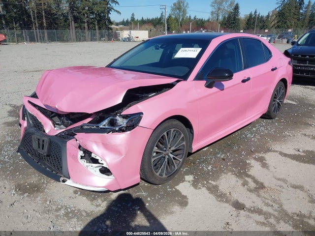 44825543 :رقم المزاد ، 4T1B11HK0JU585802 vin ، 2018 Toyota Camry Se مزاد بيع