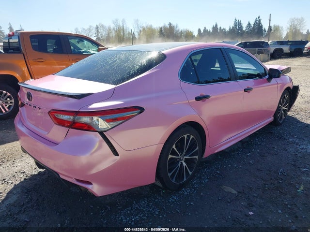 44825543 :رقم المزاد ، 4T1B11HK0JU585802 vin ، 2018 Toyota Camry Se مزاد بيع