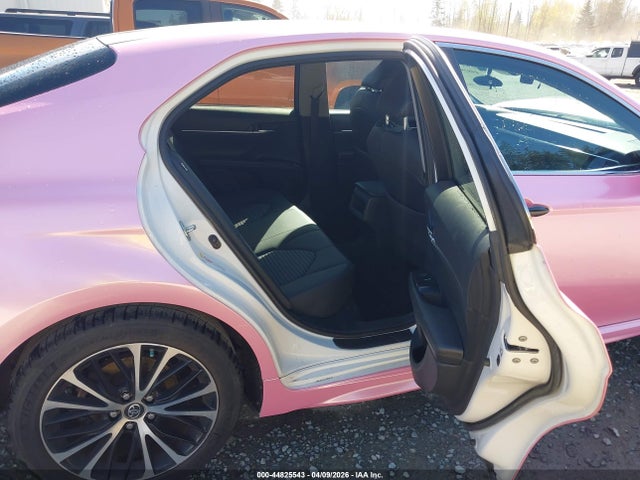 44825543 :رقم المزاد ، 4T1B11HK0JU585802 vin ، 2018 Toyota Camry Se مزاد بيع
