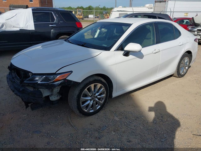 44825599 :رقم المزاد ، JTNB11HK3J3019459 vin ، 2018 Toyota Camry Le مزاد بيع