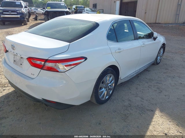 44825599 :رقم المزاد ، JTNB11HK3J3019459 vin ، 2018 Toyota Camry Le مزاد بيع