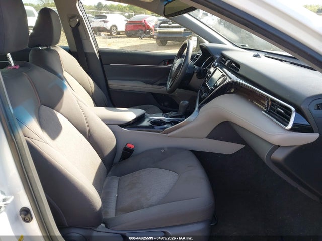 44825599 :رقم المزاد ، JTNB11HK3J3019459 vin ، 2018 Toyota Camry Le مزاد بيع