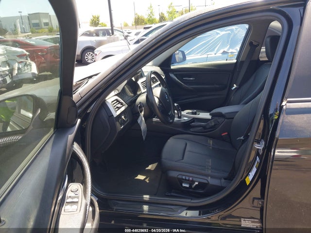 44825692 :رقم المزاد ، WBA8A9C31HK864434 vin ، 2017 Bmw 320i مزاد بيع
