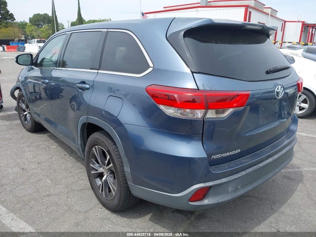 Toyota Highlander Le 2017 5TDZARFH5HS028858 Image 3
