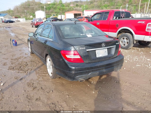 2012 MERCEDES-BENZ C 300 WDDGF8BB5CR238720 Photo 2