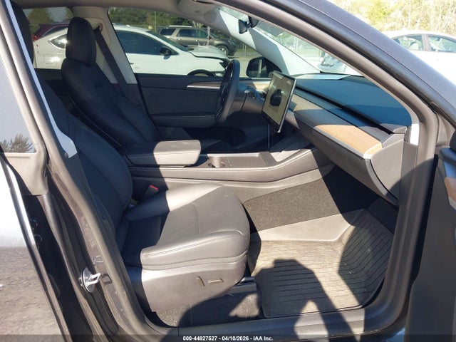 2025 Tesla Model Y Long Range Dual Motor Rear-wheel Drive მანქანა იყიდება აუქციონზე, vin: 7SAYGDED5SA343358, აუქციონის ნომერი: 44827527