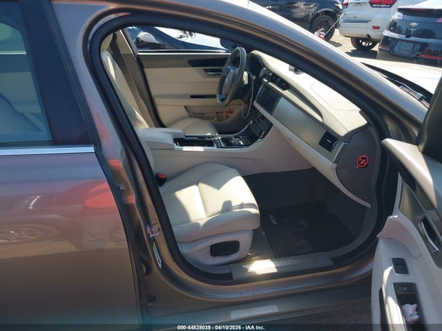 SAJBJ4BVXGCY18433 Jaguar Xf 35t Premium