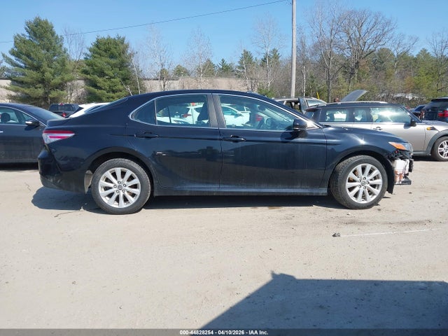 Продажа на аукционе авто 2018 Toyota Camry Le, vin: 4T1B11HK7JU627303, номер лота: 44828254