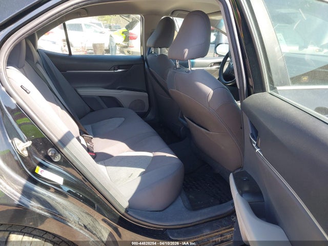 Продажа на аукционе авто 2018 Toyota Camry Le, vin: 4T1B11HK7JU627303, номер лота: 44828254