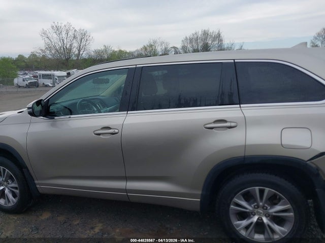 Продажа на аукционе авто 2015 Toyota Highlander Le Plus V6, vin: 5TDBKRFH8FS106691, номер лота: 44828567