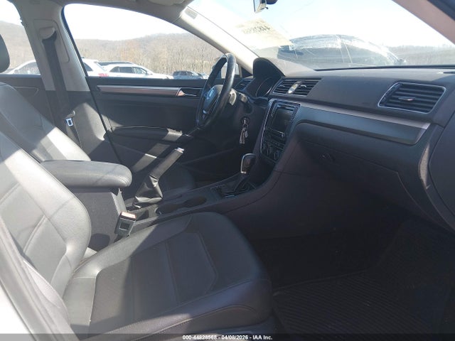 44828568 :رقم المزاد ، 1VWDT7A36HC068191 vin ، 2017 Volkswagen Passat 1.8t R-line مزاد بيع