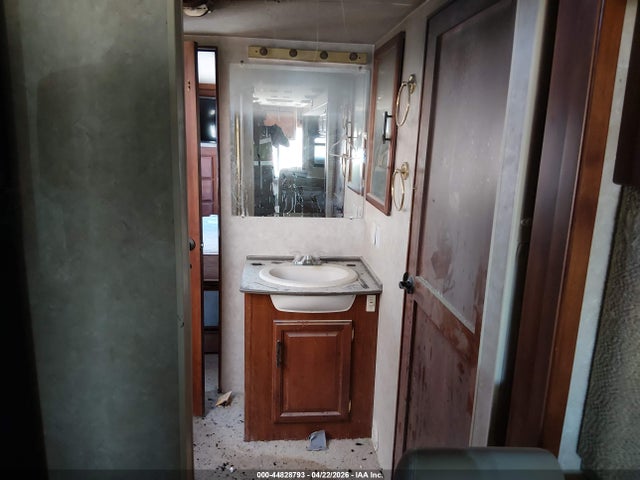 Продаж на аукціоні авто 2002 Freightliner Chassis X Line Motor Home, vin: 4UZAAHAK42CJ91628, номер лоту: 44828793