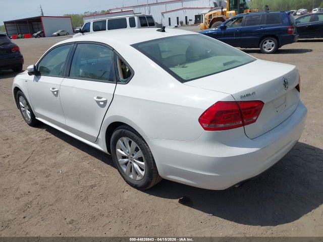 2015 VOLKSWAGEN PASSAT 1VWAT7A32FC067765 Photo 2