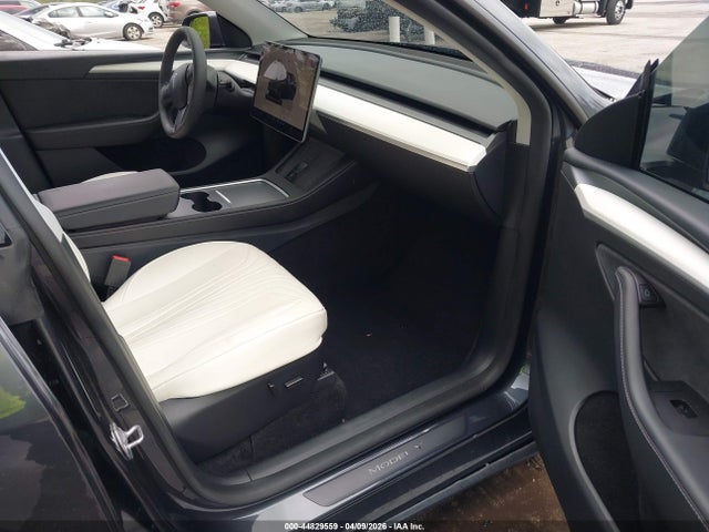 Продажа на аукционе авто 2025 Tesla Model Y Long Range Dual Motor Rear-wheel Drive, vin: 7SAYGDED0SF231375, номер лота: 44829559