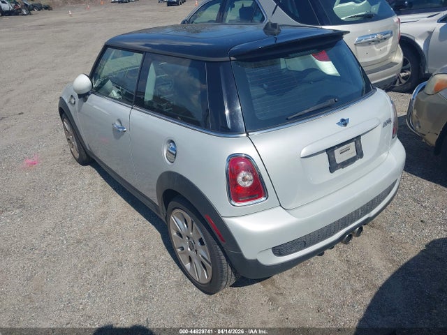 2010 MINI COOPER S WMWMF7C56ATZ69685 Photo 2