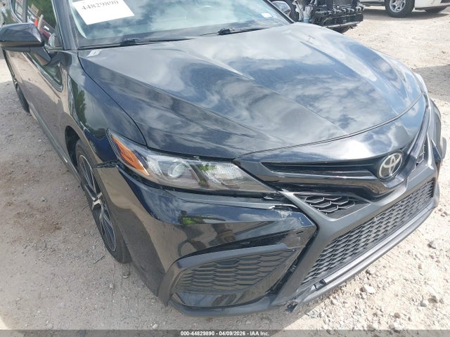 44829890 :رقم المزاد ، 4T1G11AK1MU549105 vin ، 2021 Toyota Camry Se مزاد بيع