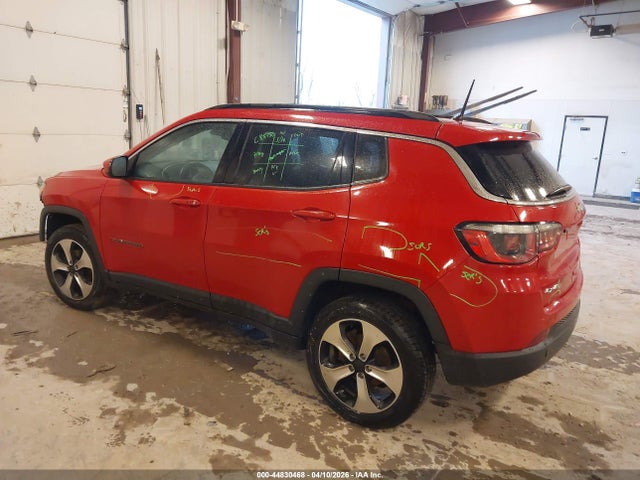 44830468 :رقم المزاد ، 3C4NJDBB4JT185750 vin ، 2018 Jeep Compass Latitude 4x4 مزاد بيع