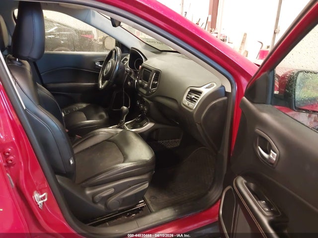 44830468 :رقم المزاد ، 3C4NJDBB4JT185750 vin ، 2018 Jeep Compass Latitude 4x4 مزاد بيع