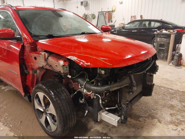44830468 :رقم المزاد ، 3C4NJDBB4JT185750 vin ، 2018 Jeep Compass Latitude 4x4 مزاد بيع