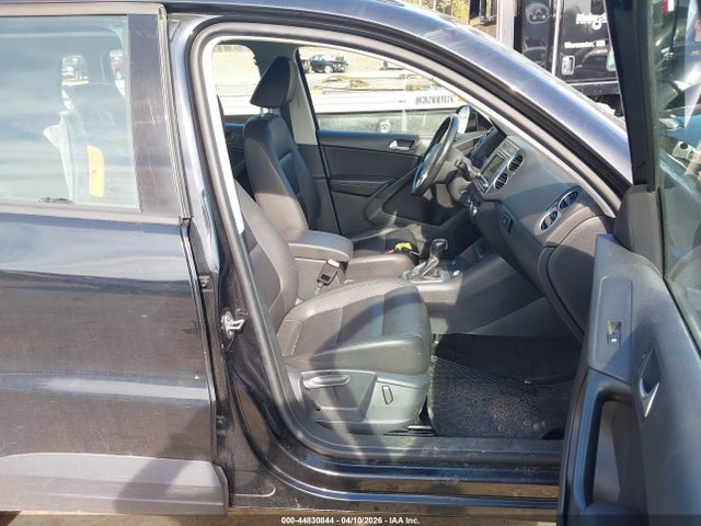 WVGBV7AXXHK000825 Volkswagen Tiguan 2.0t S