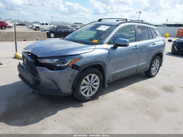 44830928 :رقم المزاد ، 7MUCAAAG6NV005144 vin ، 2022 Toyota Corolla Cross Le مزاد بيع