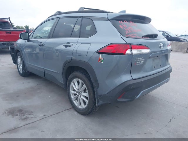 44830928 :رقم المزاد ، 7MUCAAAG6NV005144 vin ، 2022 Toyota Corolla Cross Le مزاد بيع