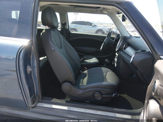 2010 MINI COOPER CLUBMAN WMWML3C50ATX39139 Photo 4