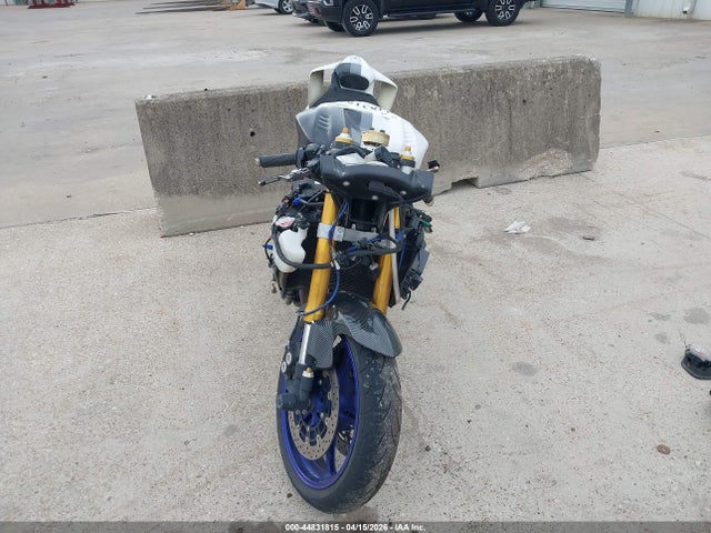 44831815 :رقم المزاد ، JYARJ16E4FA033854 vin ، 2015 Yamaha Yzfr6 مزاد بيع