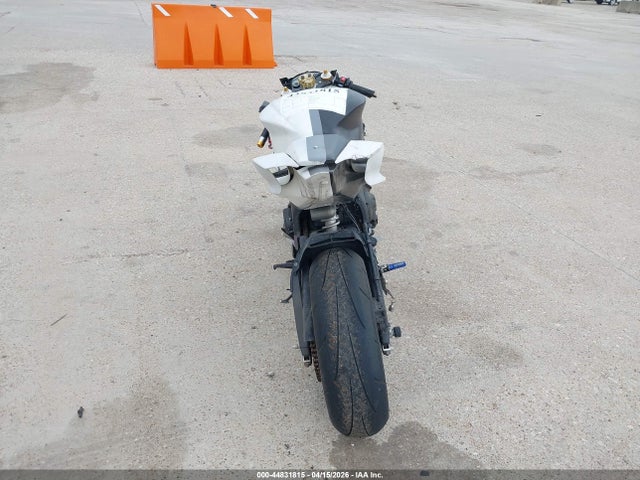 44831815 :رقم المزاد ، JYARJ16E4FA033854 vin ، 2015 Yamaha Yzfr6 مزاد بيع