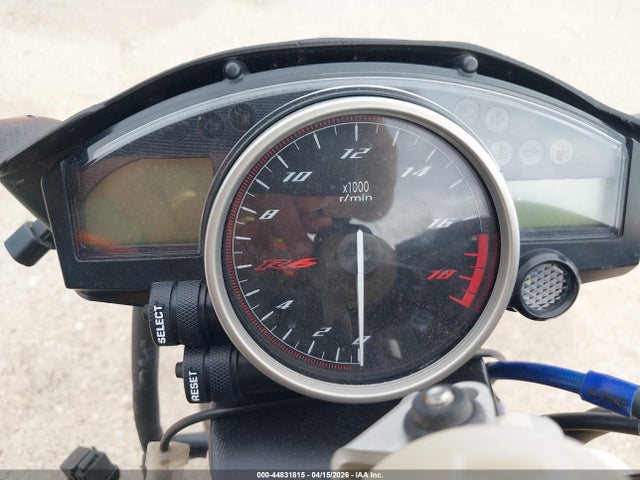 44831815 :رقم المزاد ، JYARJ16E4FA033854 vin ، 2015 Yamaha Yzfr6 مزاد بيع