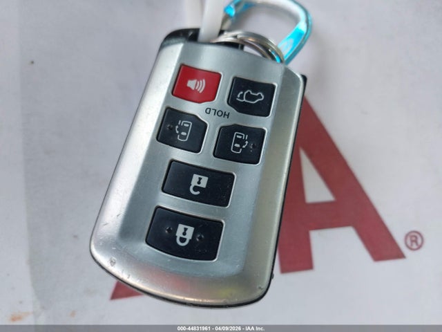 44831961 :رقم المزاد ، 5TDYK3DC3FS638042 vin ، 2015 Toyota Sienna Xle 8 Passenger مزاد بيع